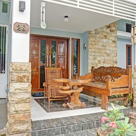 Oyo 90729 Sekar Guest House Jember Bagian luar foto