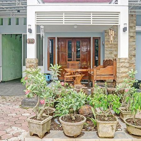 Oyo 90729 Sekar Guest House Jember Bagian luar foto