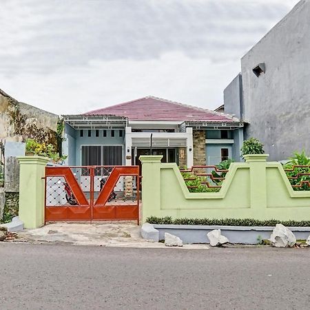 Oyo 90729 Sekar Guest House Jember Bagian luar foto