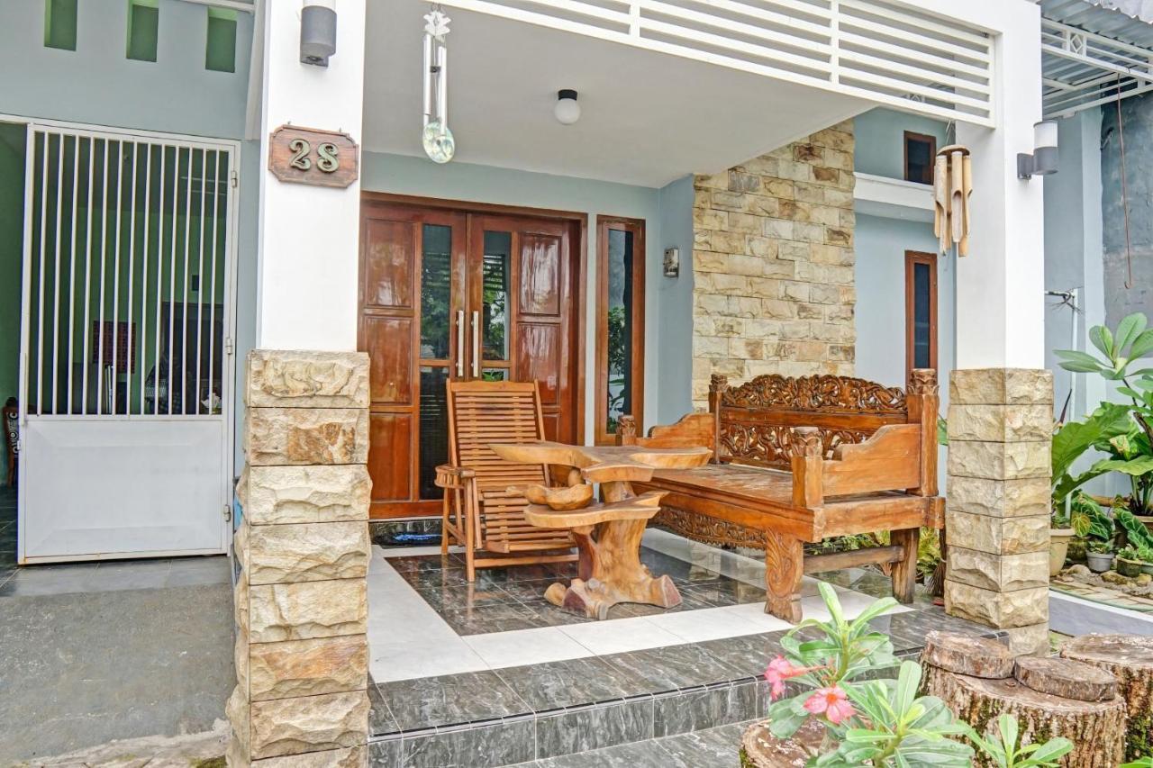 Oyo 90729 Sekar Guest House Jember Bagian luar foto