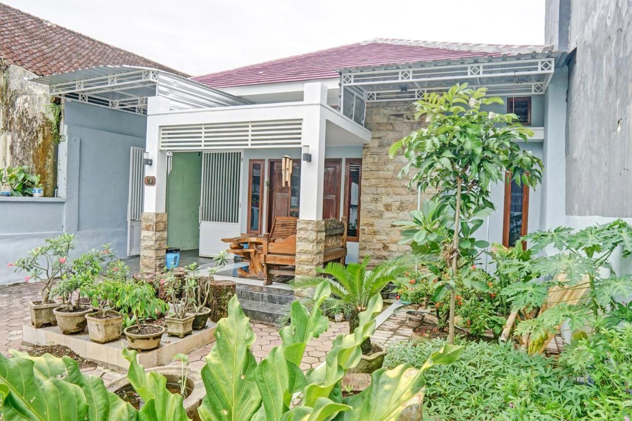 Oyo 90729 Sekar Guest House Jember Bagian luar foto