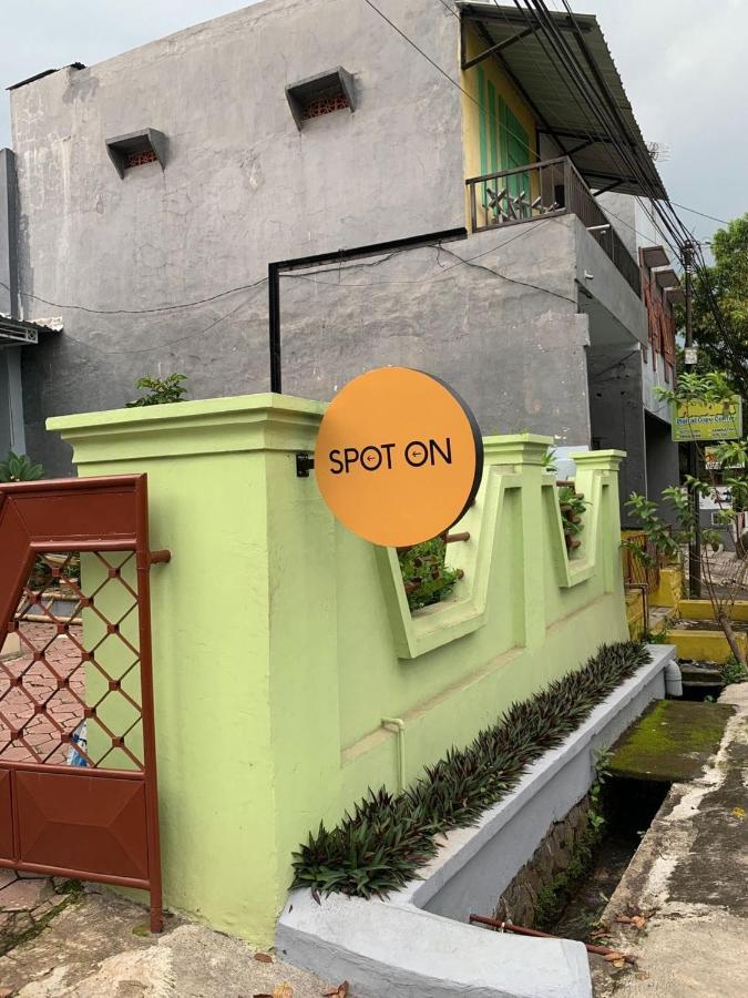 Oyo 90729 Sekar Guest House Jember Bagian luar foto
