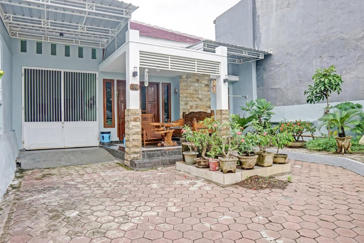 Oyo 90729 Sekar Guest House Jember Bagian luar foto