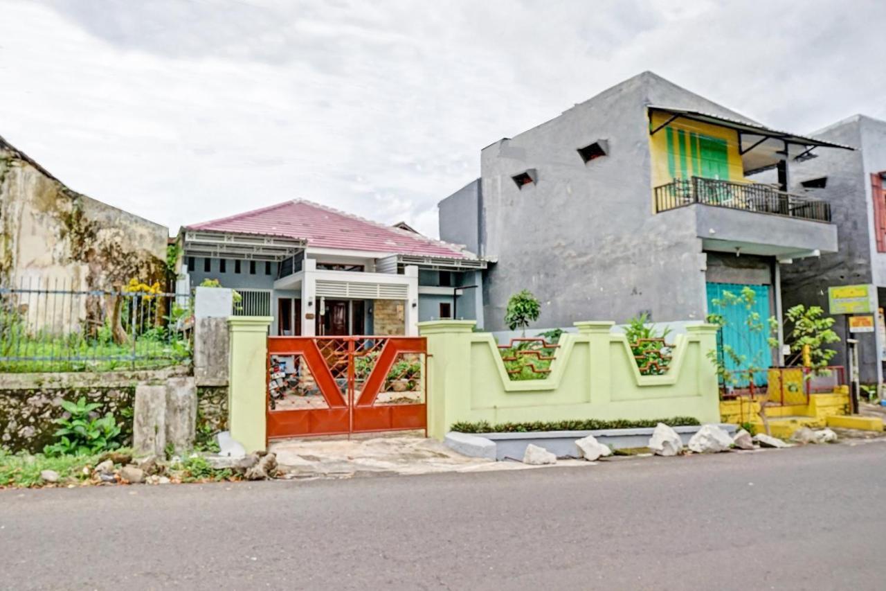 Oyo 90729 Sekar Guest House Jember Bagian luar foto