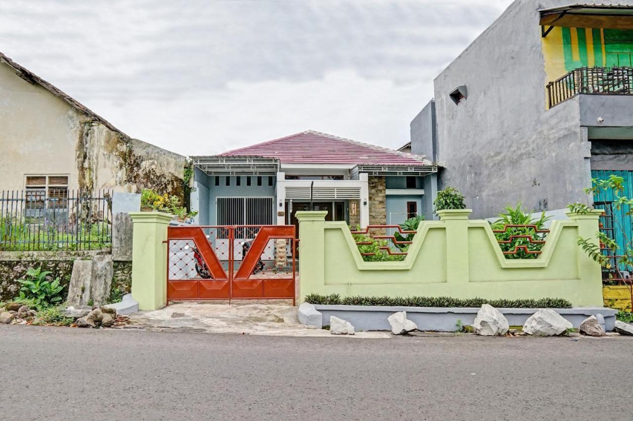 Oyo 90729 Sekar Guest House Jember Bagian luar foto