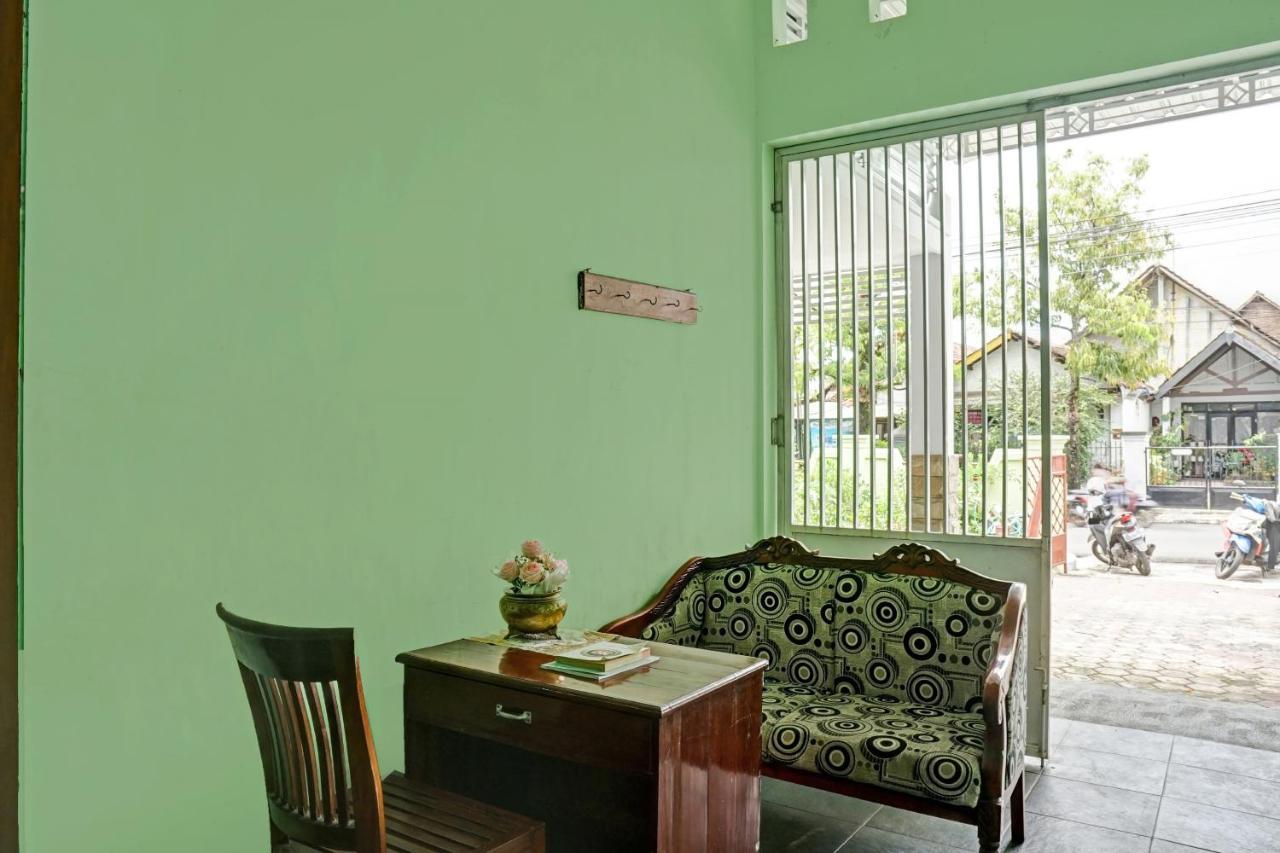Oyo 90729 Sekar Guest House Jember Bagian luar foto
