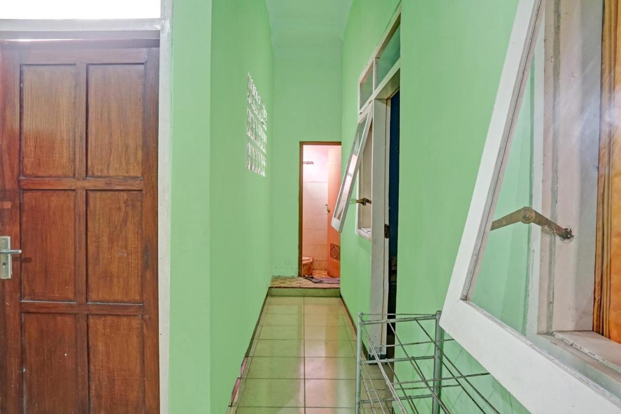 Oyo 90729 Sekar Guest House Jember Bagian luar foto