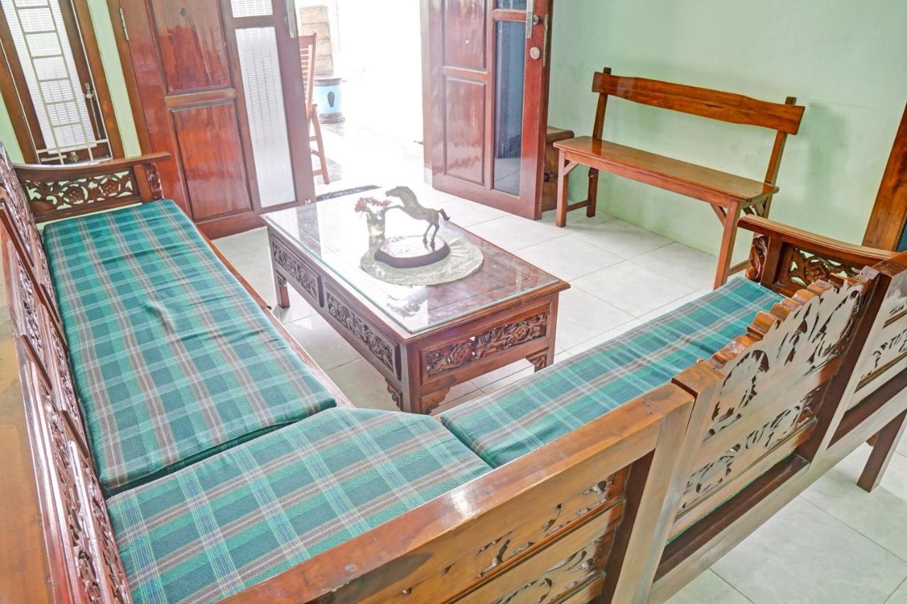 Oyo 90729 Sekar Guest House Jember Bagian luar foto