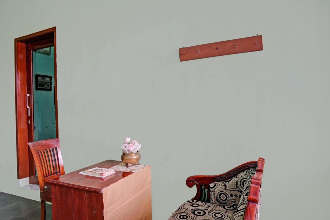 Oyo 90729 Sekar Guest House Jember Bagian luar foto