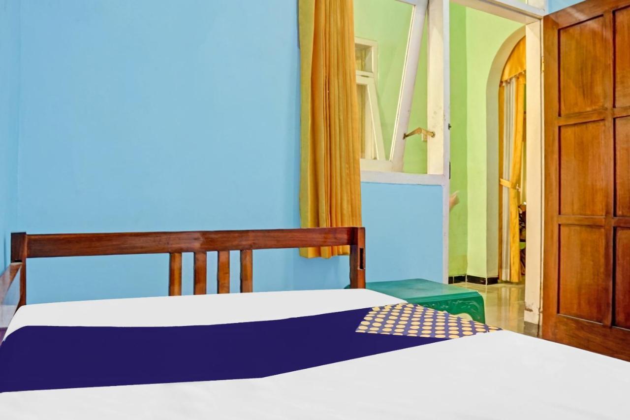 Oyo 90729 Sekar Guest House Jember Bagian luar foto