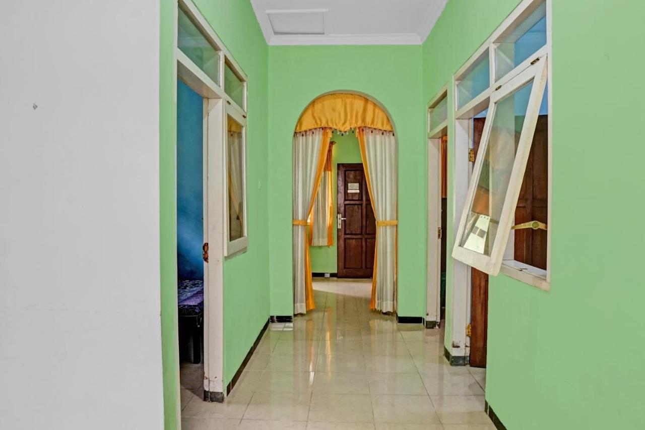 Oyo 90729 Sekar Guest House Jember Bagian luar foto
