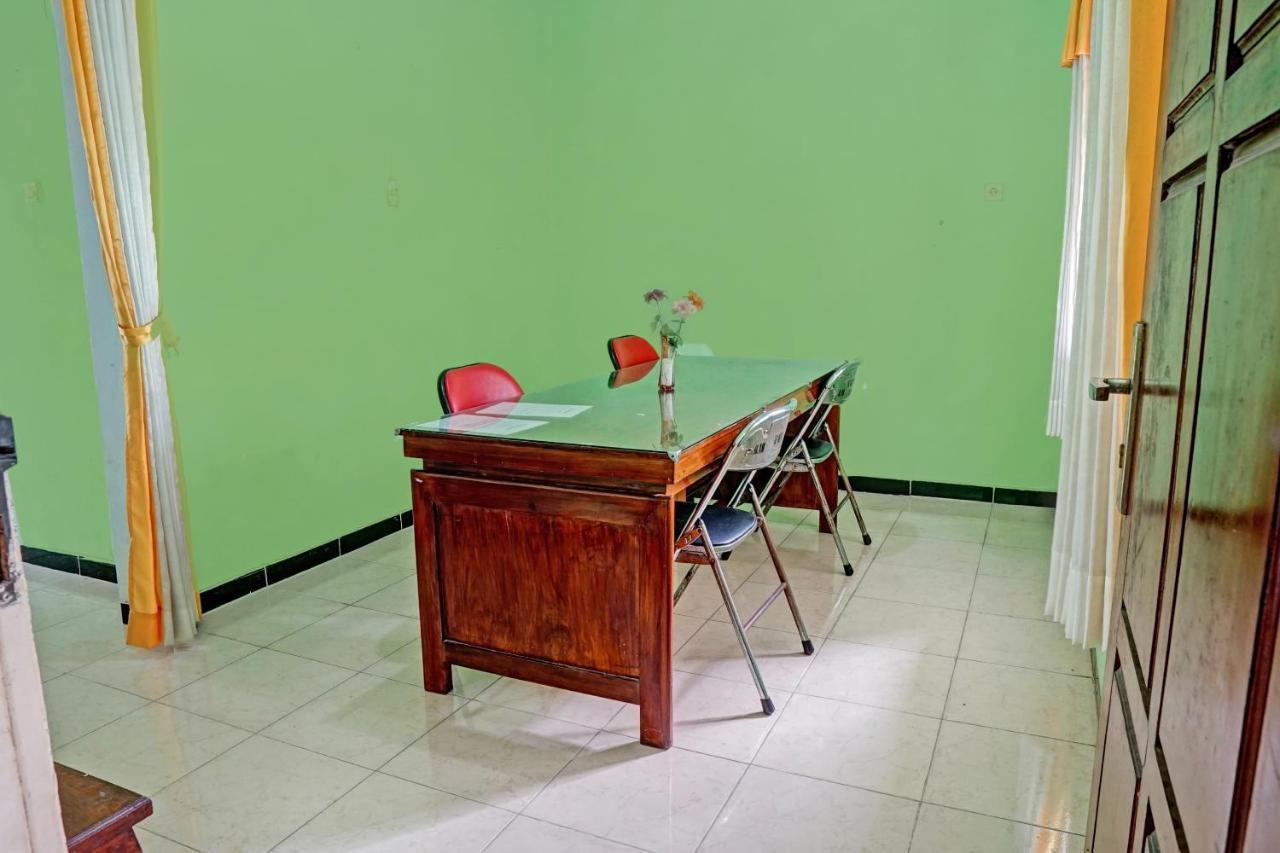 Oyo 90729 Sekar Guest House Jember Bagian luar foto