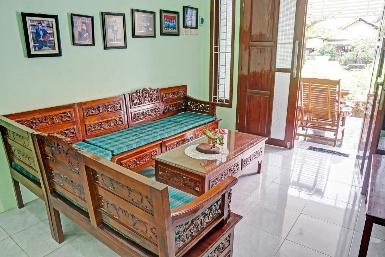 Oyo 90729 Sekar Guest House Jember Bagian luar foto